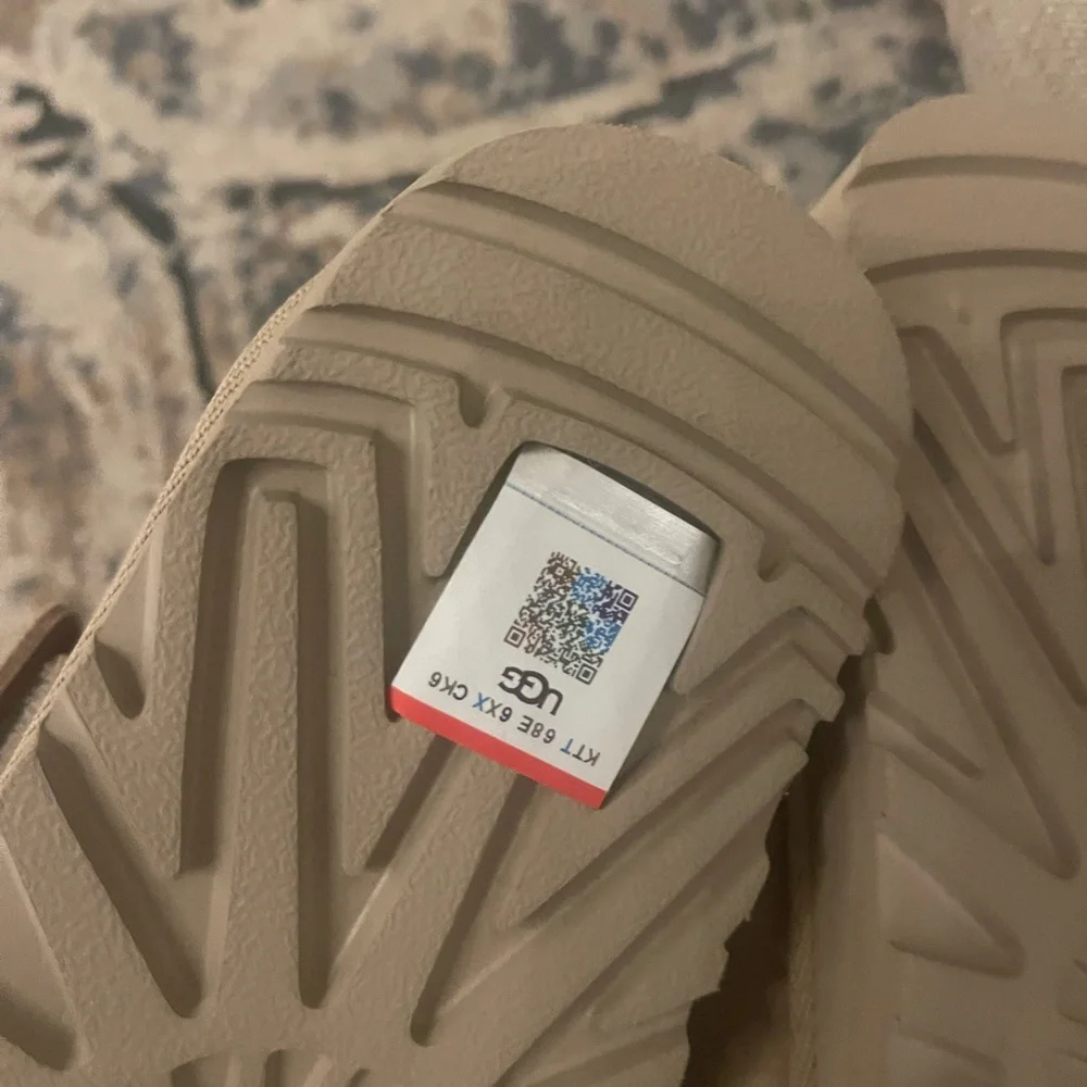 Uggs slip on size 7 - Picture 5 of 5